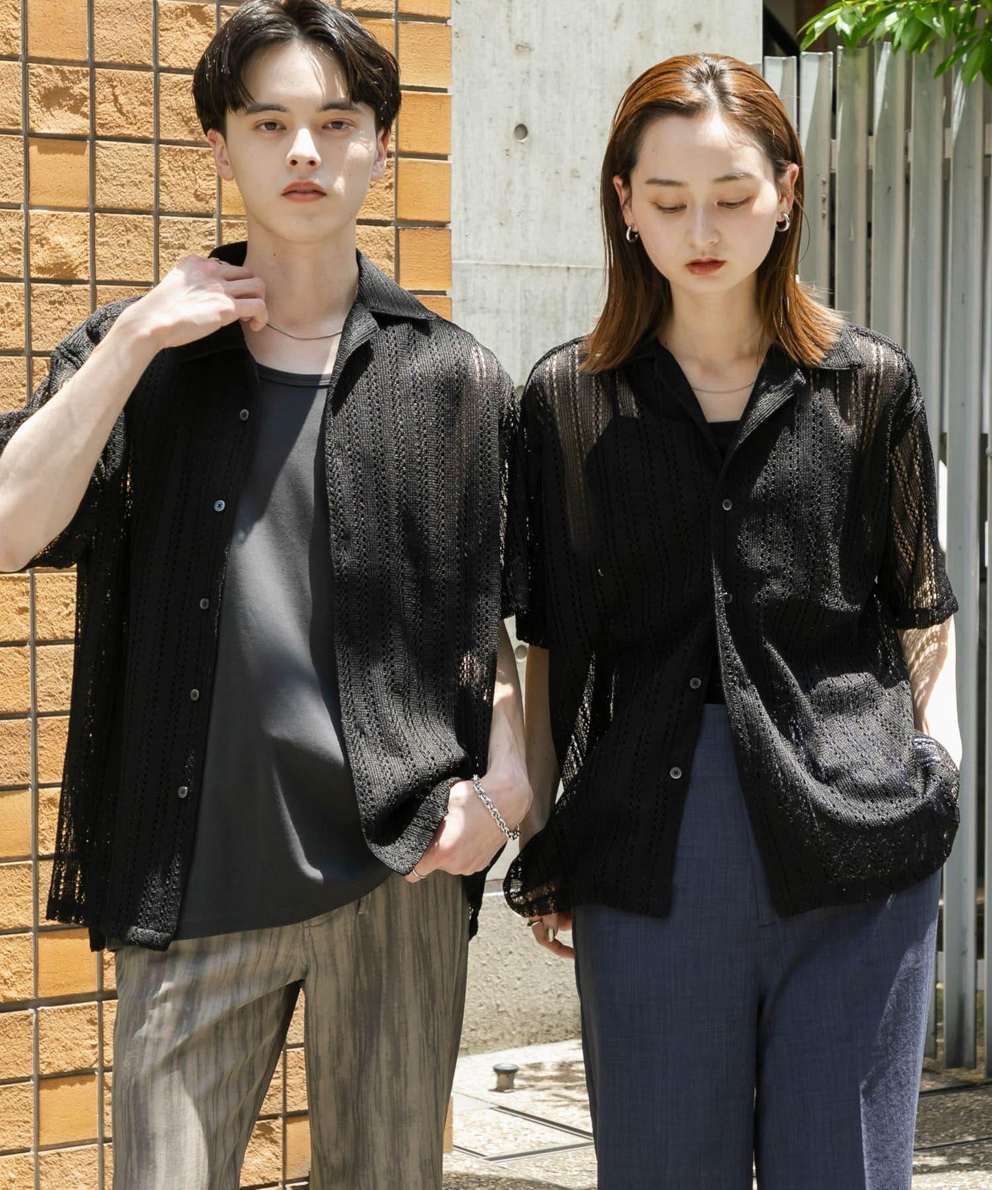 中性款拼色蕾絲開領短袖襯衫