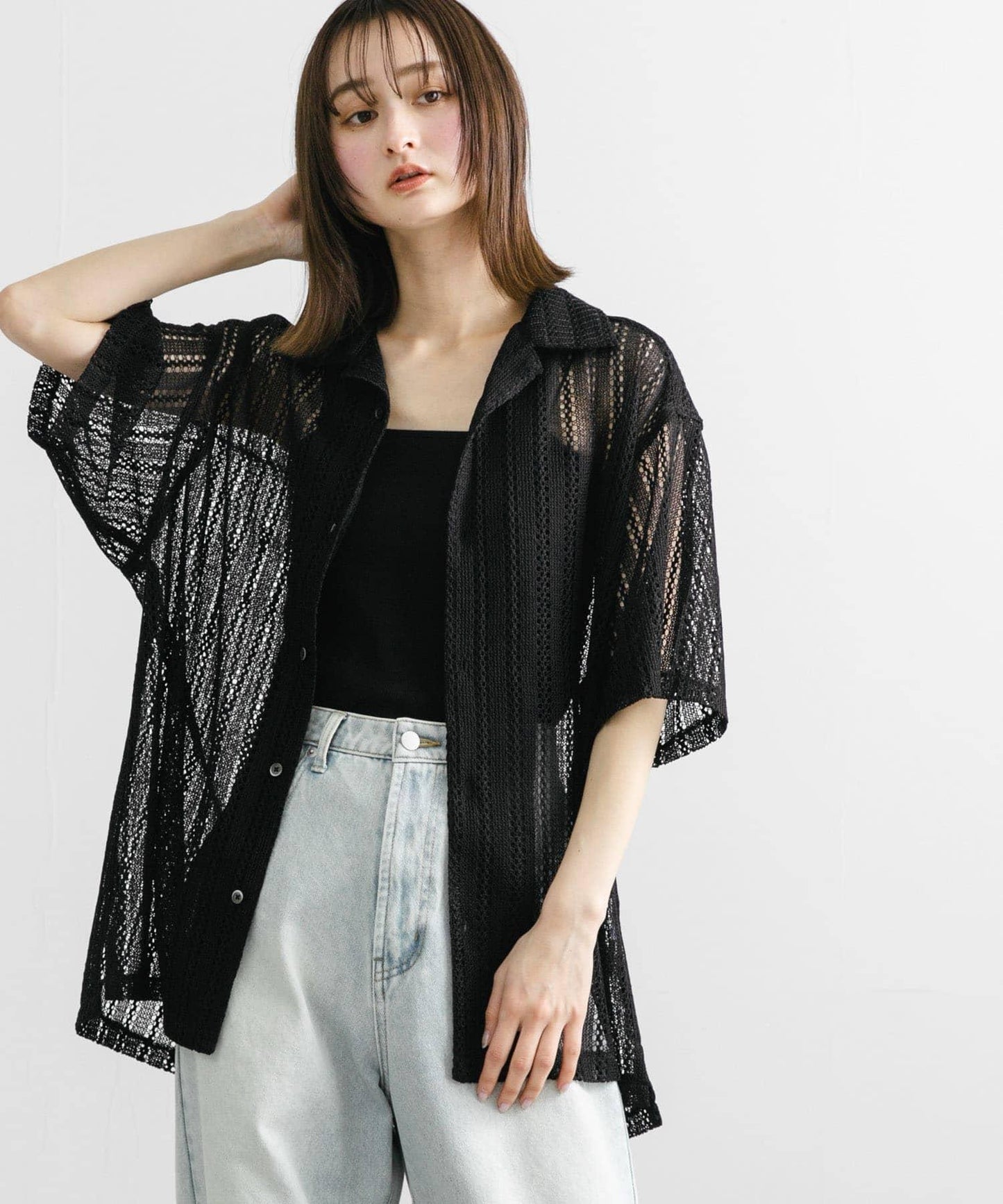 中性款拼色蕾絲開領短袖襯衫