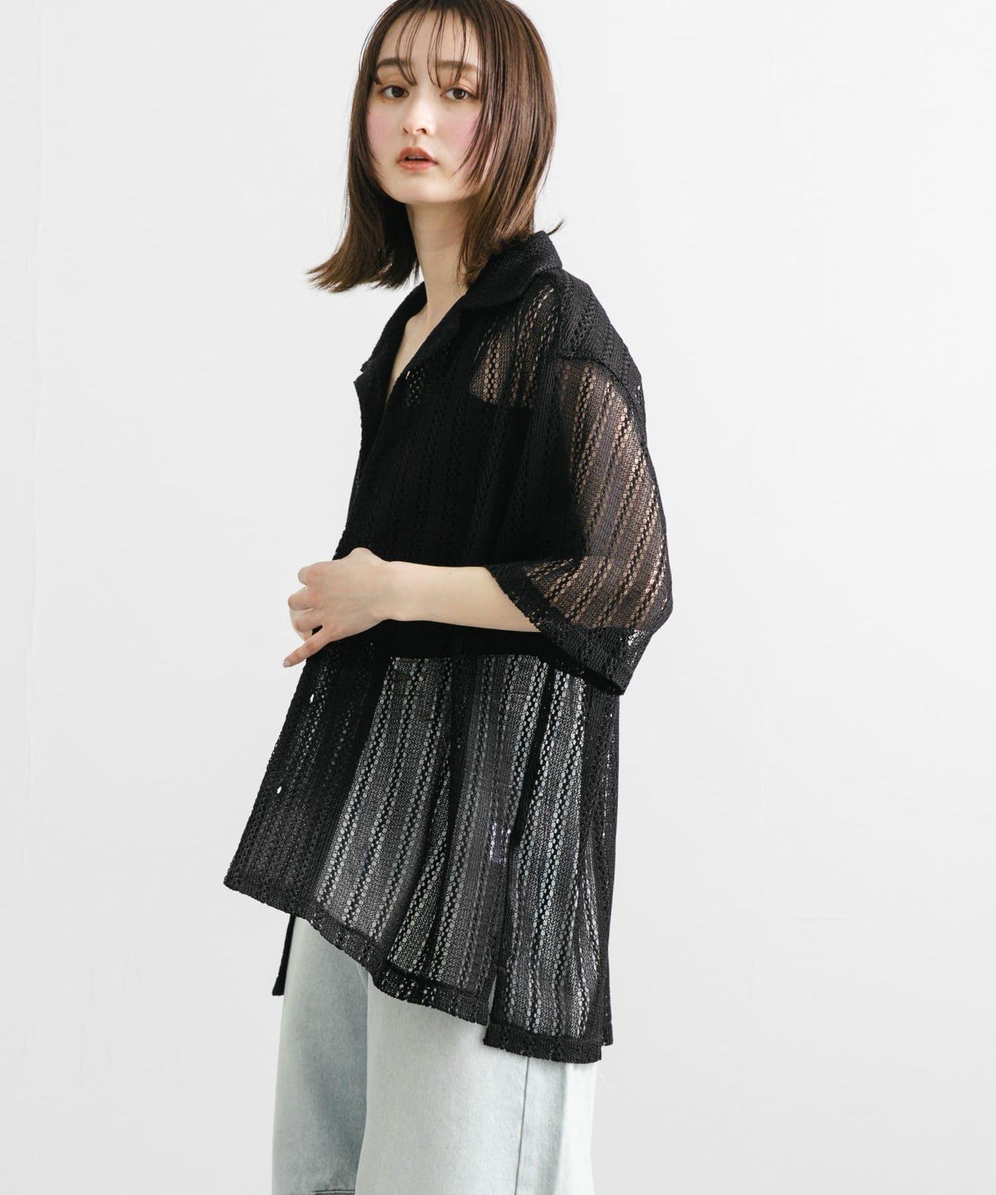 中性款拼色蕾絲開領短袖襯衫