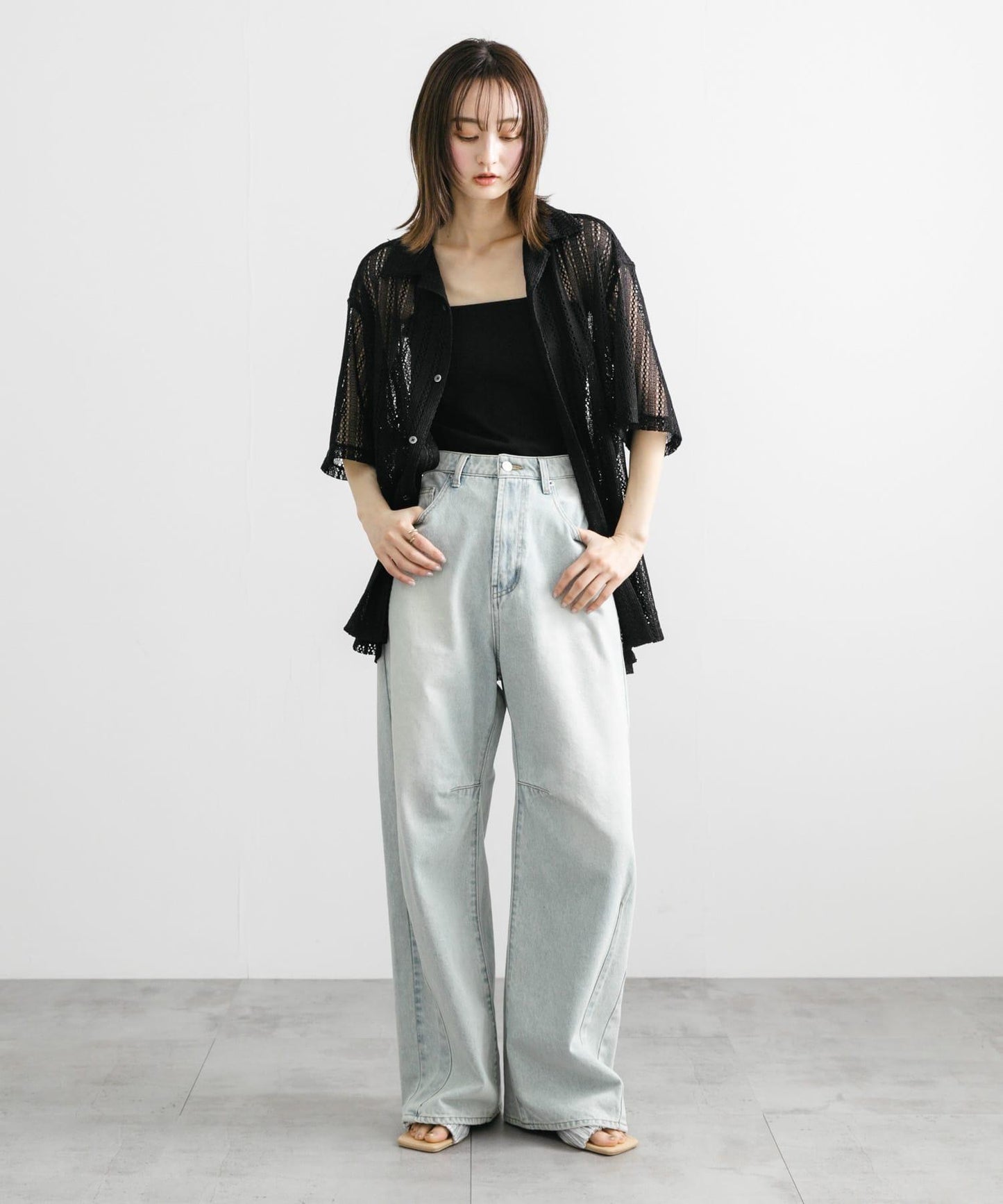 中性款拼色蕾絲開領短袖襯衫