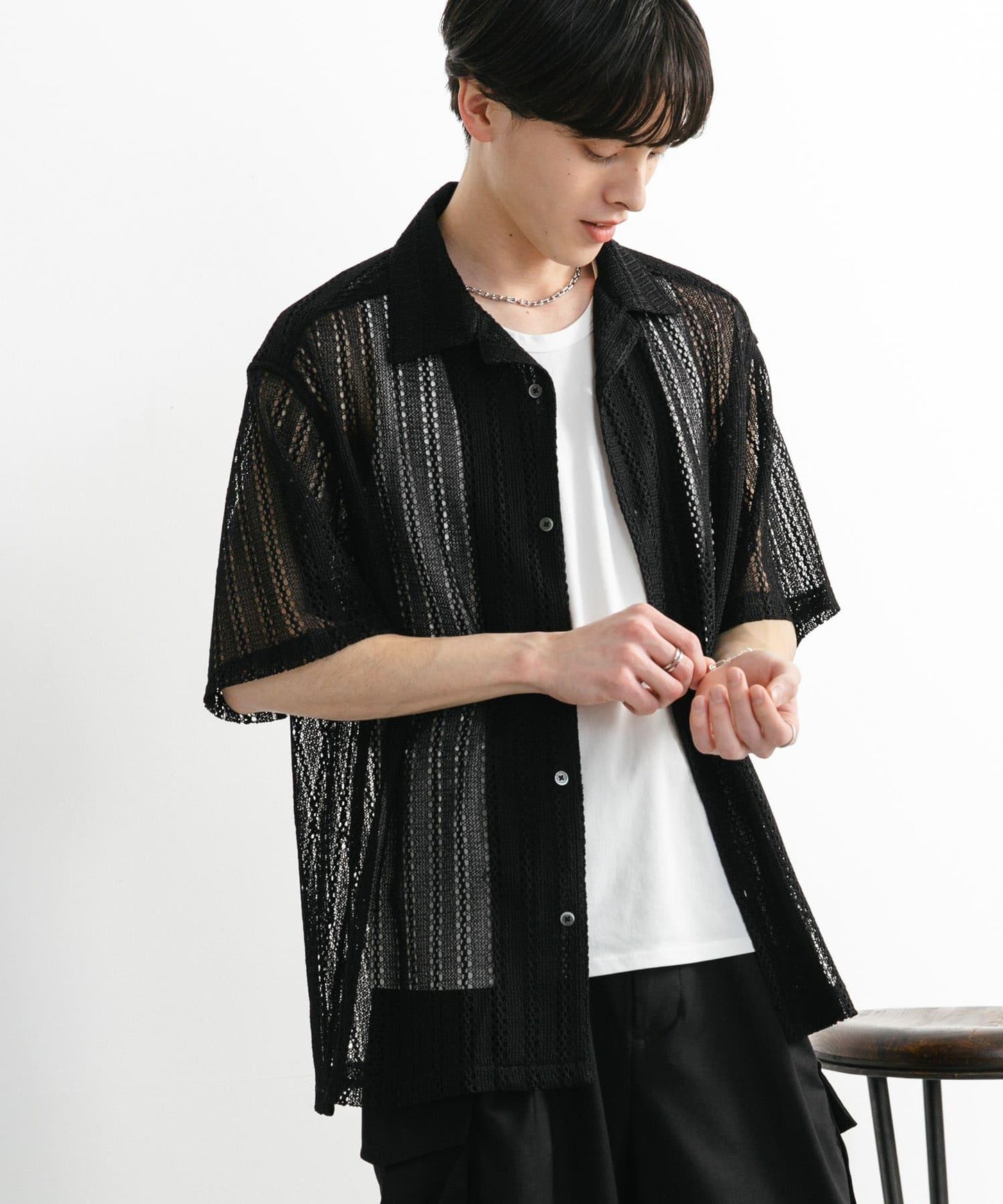 中性款拼色蕾絲開領短袖襯衫