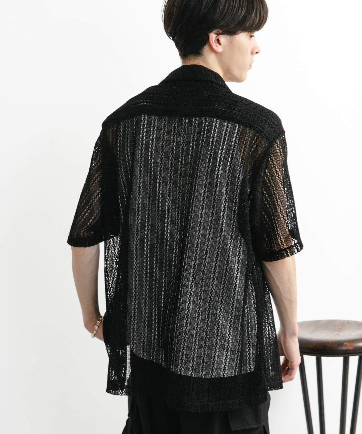 中性款拼色蕾絲開領短袖襯衫