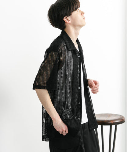 中性款拼色蕾絲開領短袖襯衫