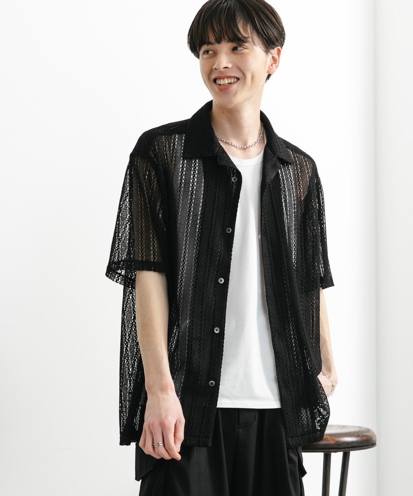 中性款拼色蕾絲開領短袖襯衫