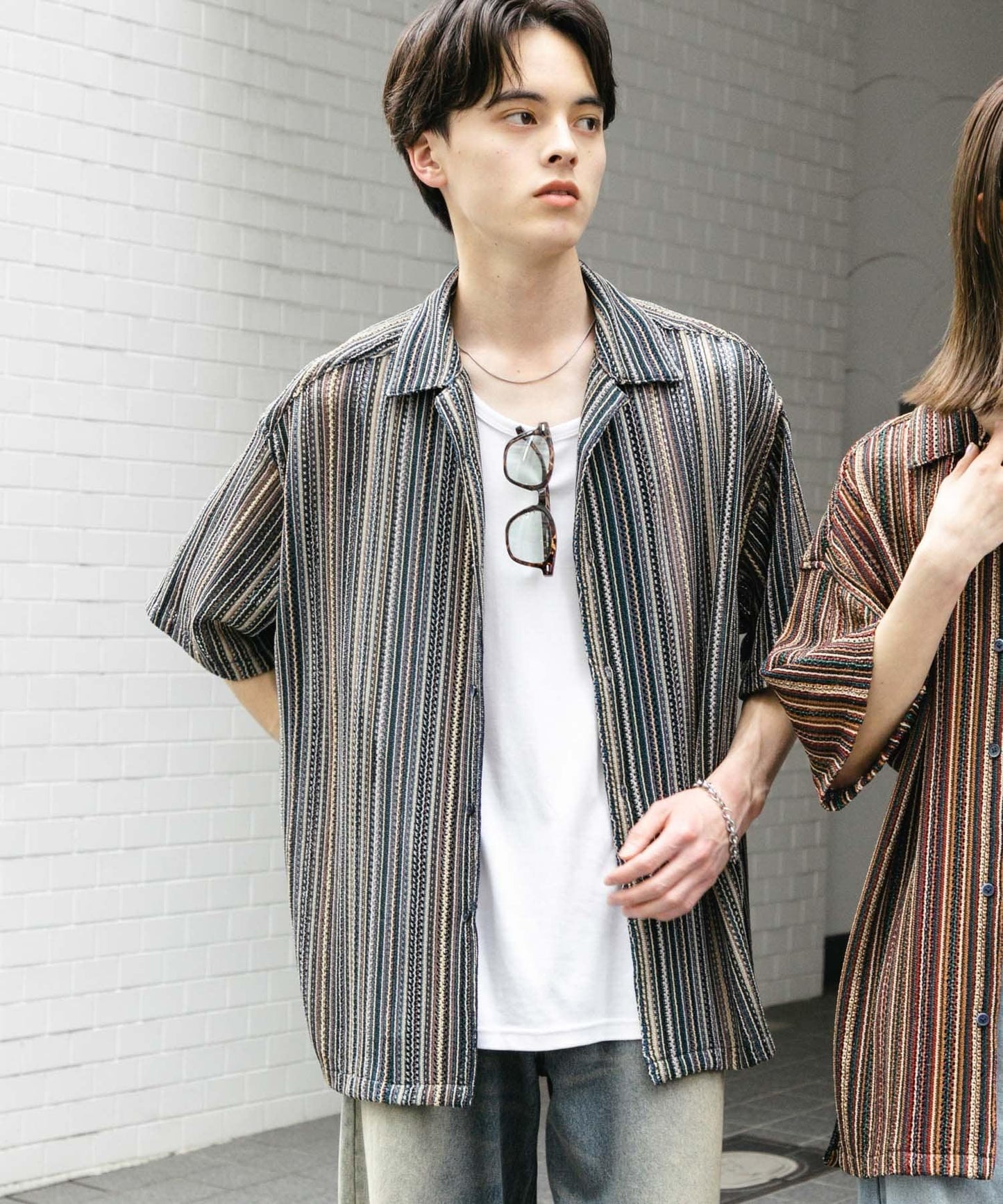 中性款拼色蕾絲開領短袖襯衫