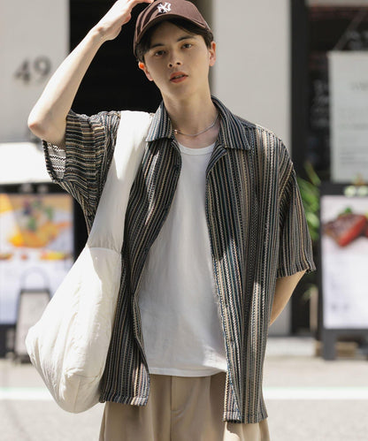 中性款拼色蕾絲開領短袖襯衫