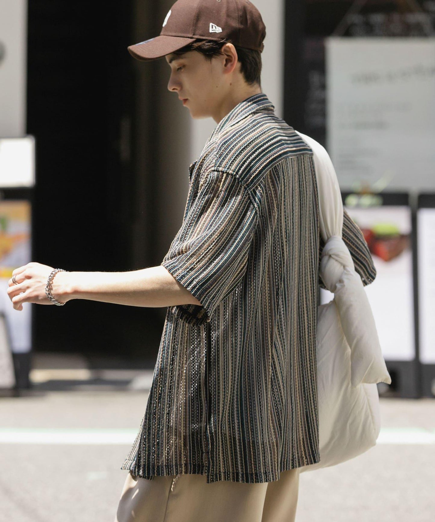 中性款拼色蕾絲開領短袖襯衫