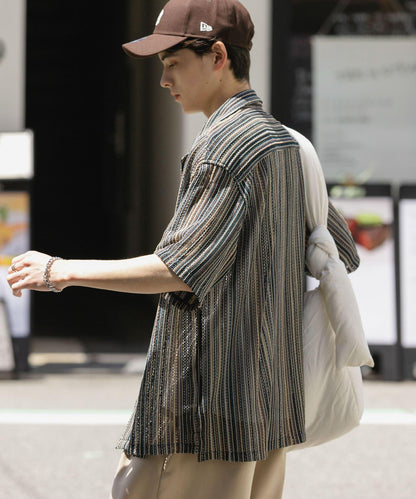 中性款拼色蕾絲開領短袖襯衫