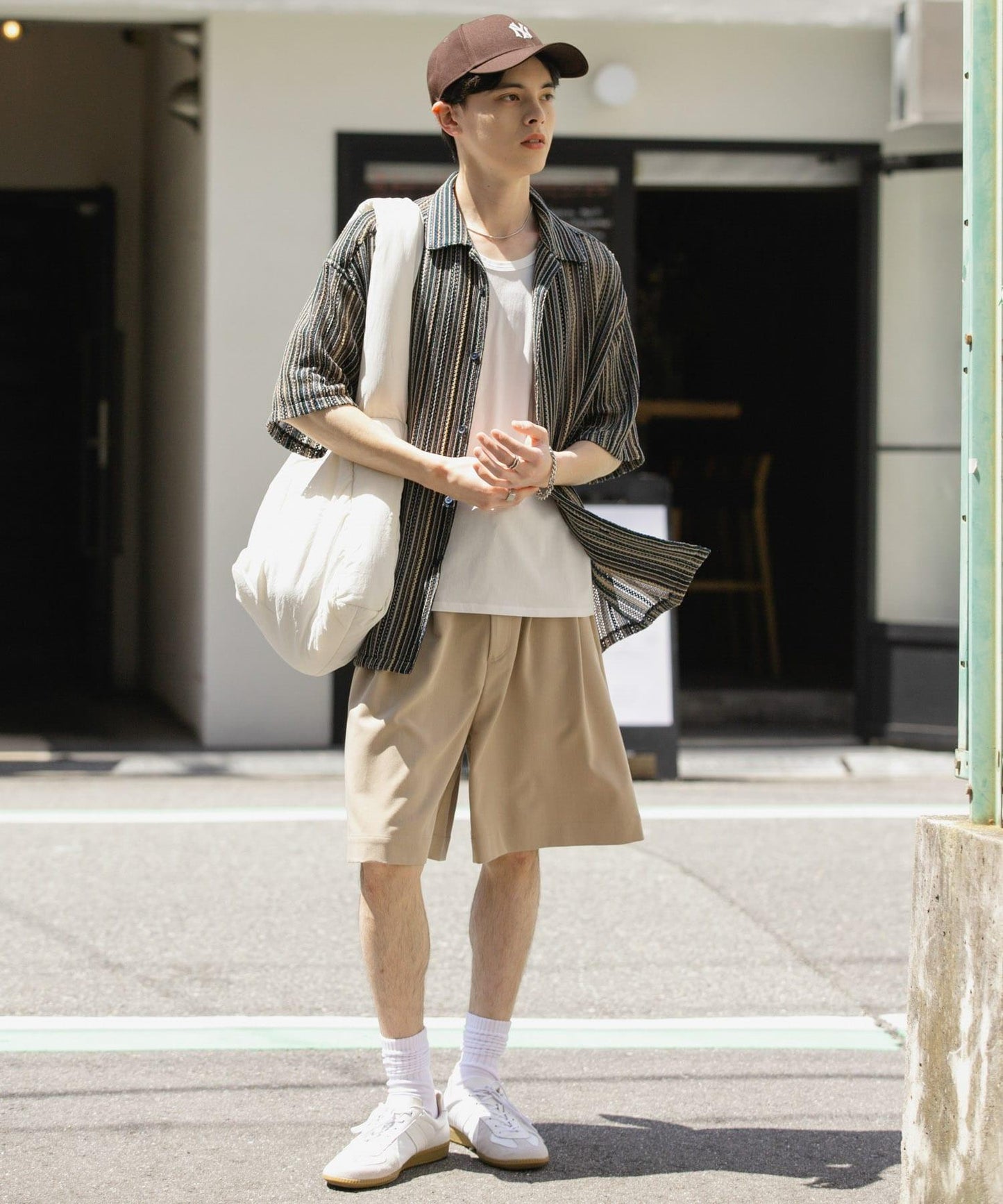 中性款拼色蕾絲開領短袖襯衫