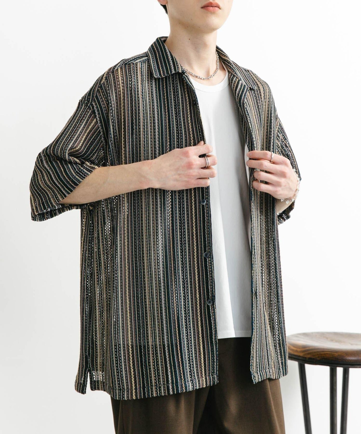 中性款拼色蕾絲開領短袖襯衫