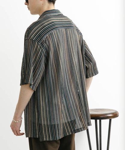 中性款拼色蕾絲開領短袖襯衫