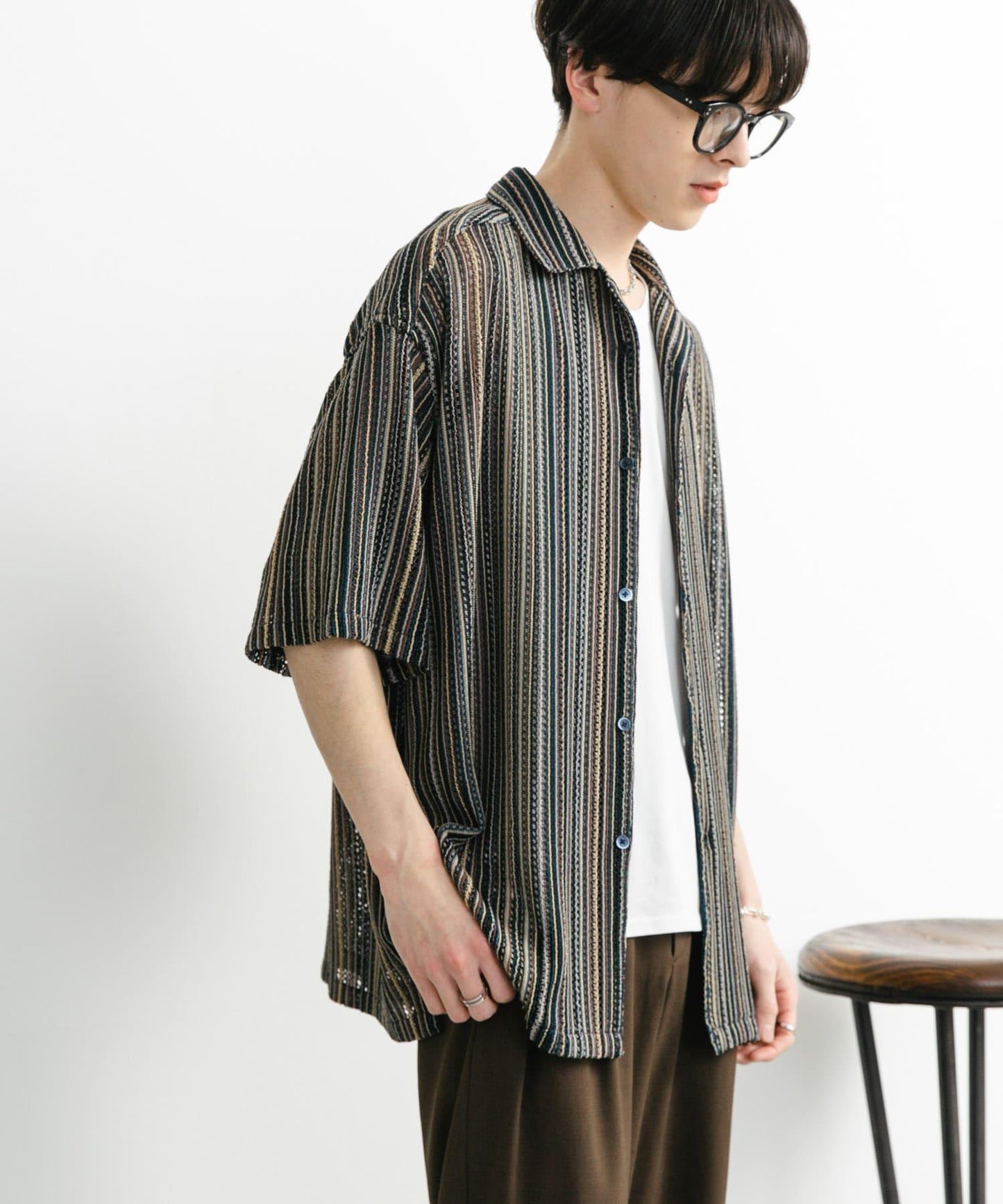 中性款拼色蕾絲開領短袖襯衫