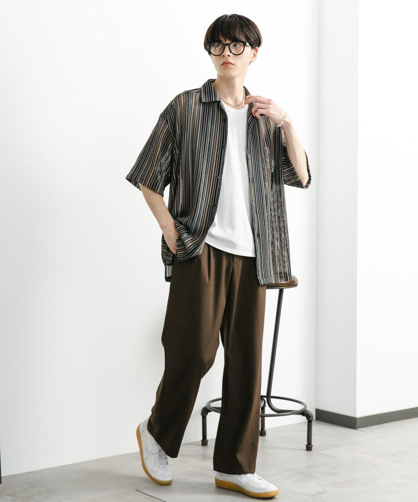 中性款拼色蕾絲開領短袖襯衫