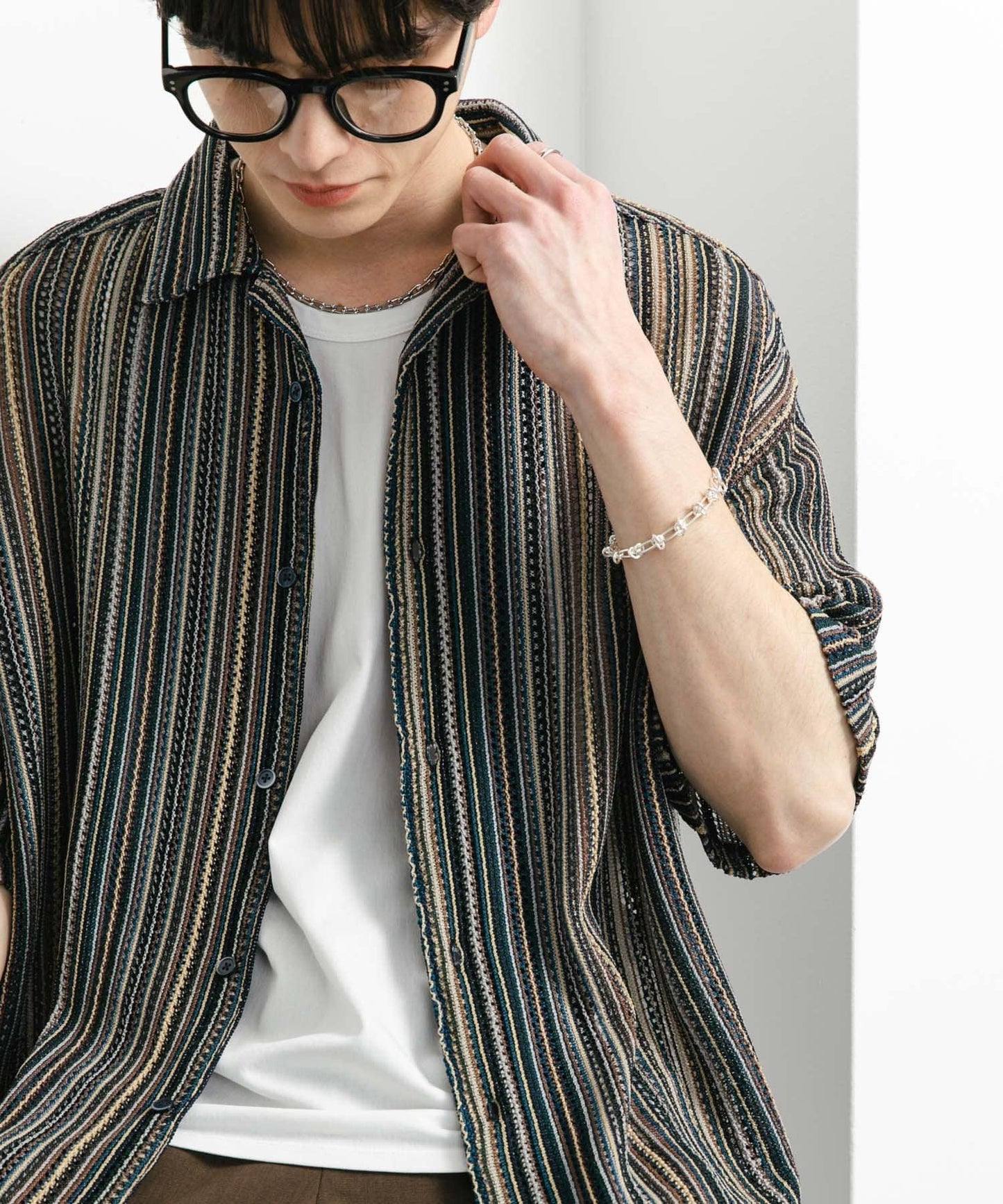 中性款拼色蕾絲開領短袖襯衫