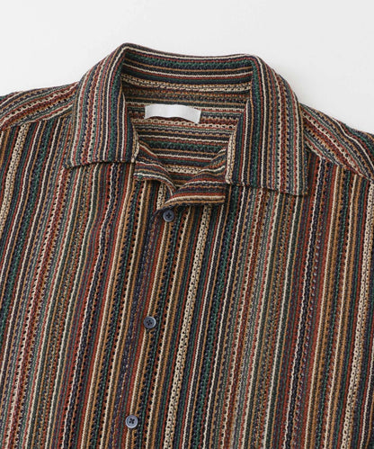 中性款拼色蕾絲開領短袖襯衫