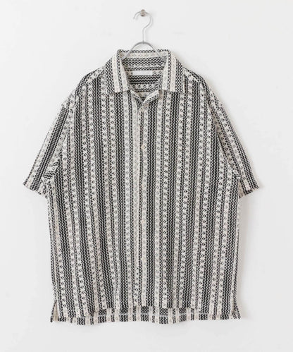 中性款拼色蕾絲開領短袖襯衫