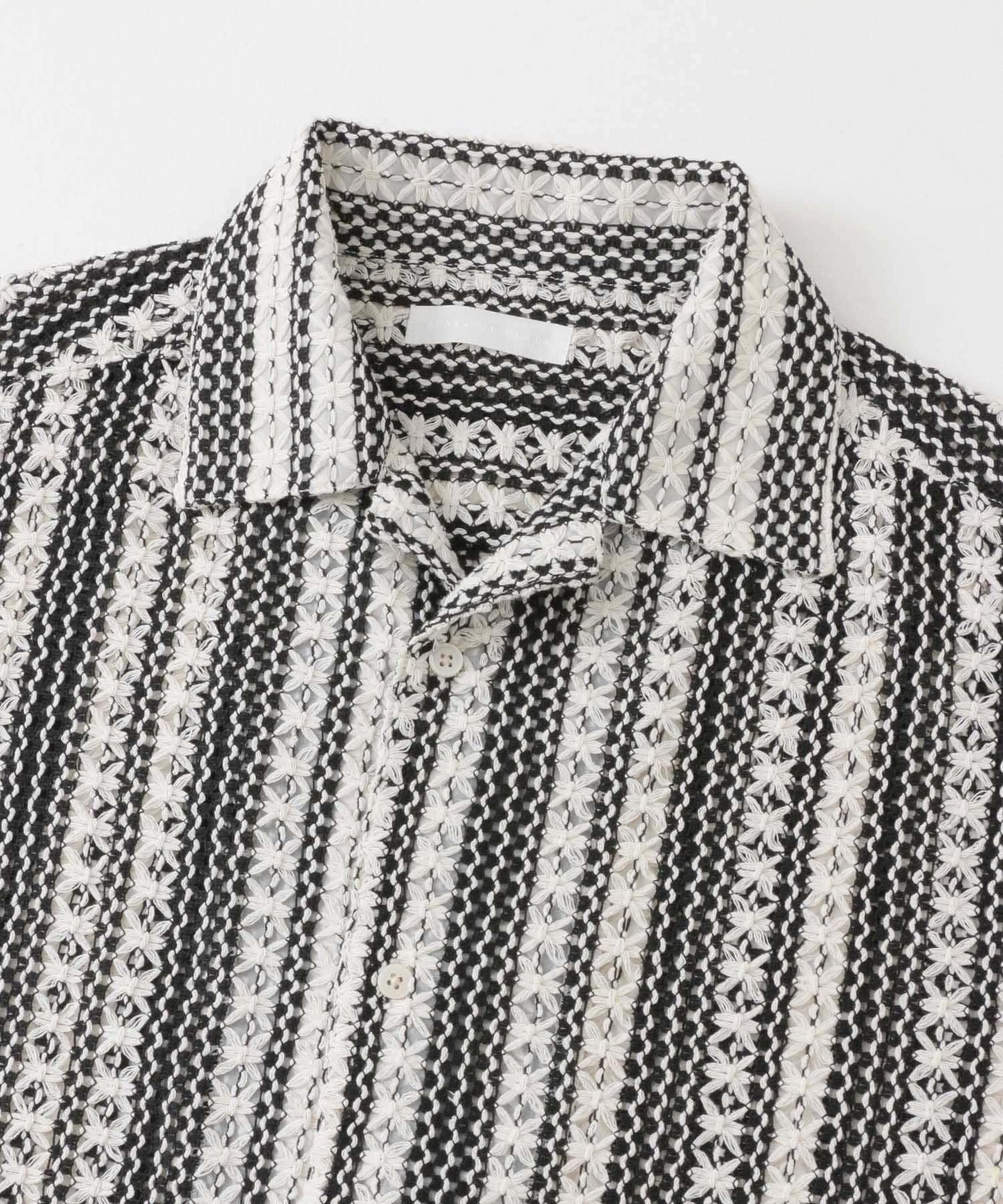 中性款拼色蕾絲開領短袖襯衫