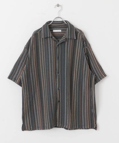 中性款拼色蕾絲開領短袖襯衫