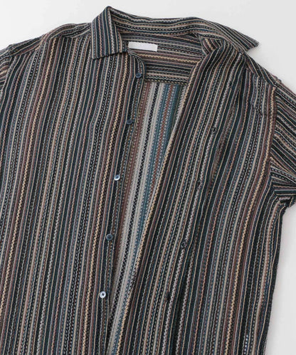 中性款拼色蕾絲開領短袖襯衫