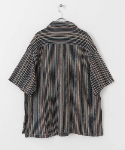 中性款拼色蕾絲開領短袖襯衫