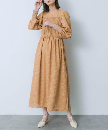 收腰褶皺連衣裙