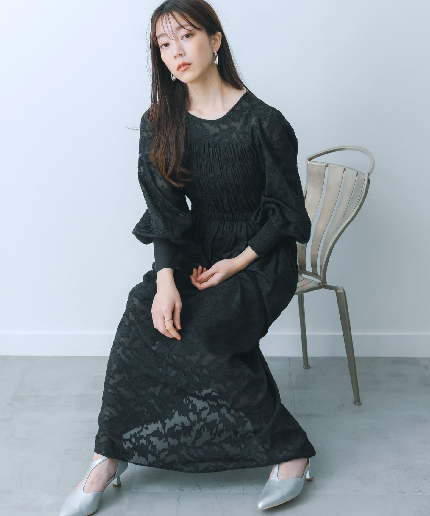 收腰褶皺連衣裙