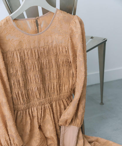 收腰褶皺連衣裙