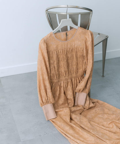 收腰褶皺連衣裙