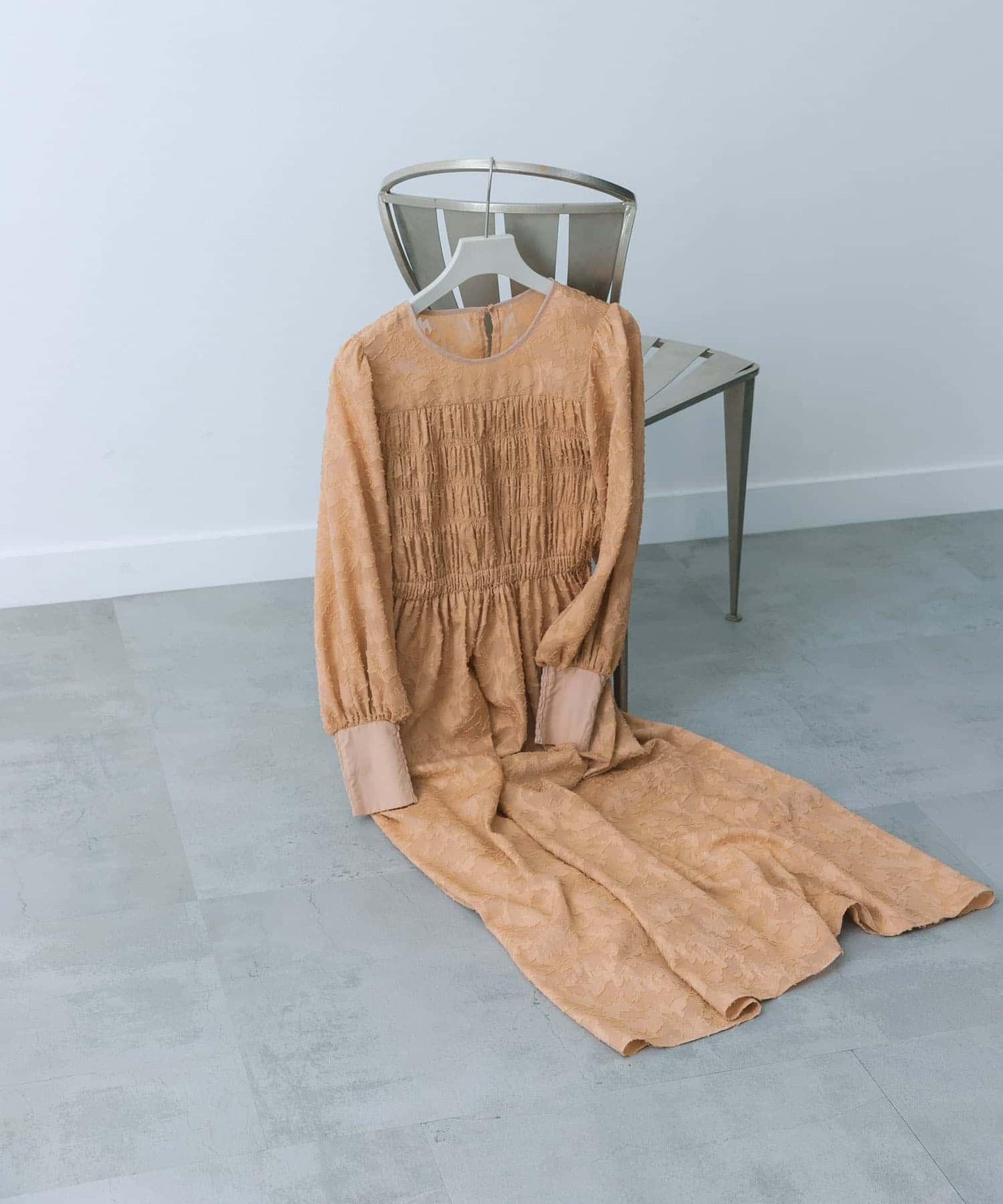 收腰褶皺連衣裙