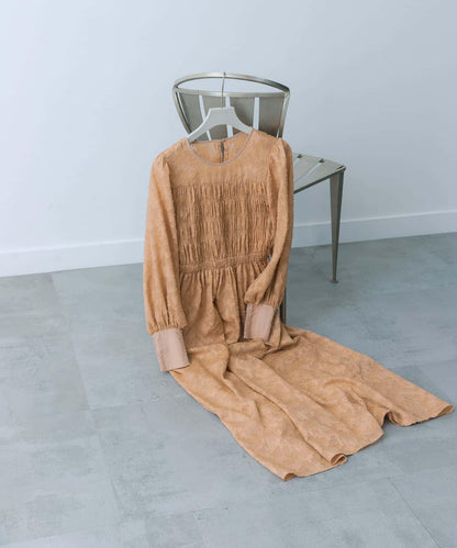 收腰褶皺連衣裙