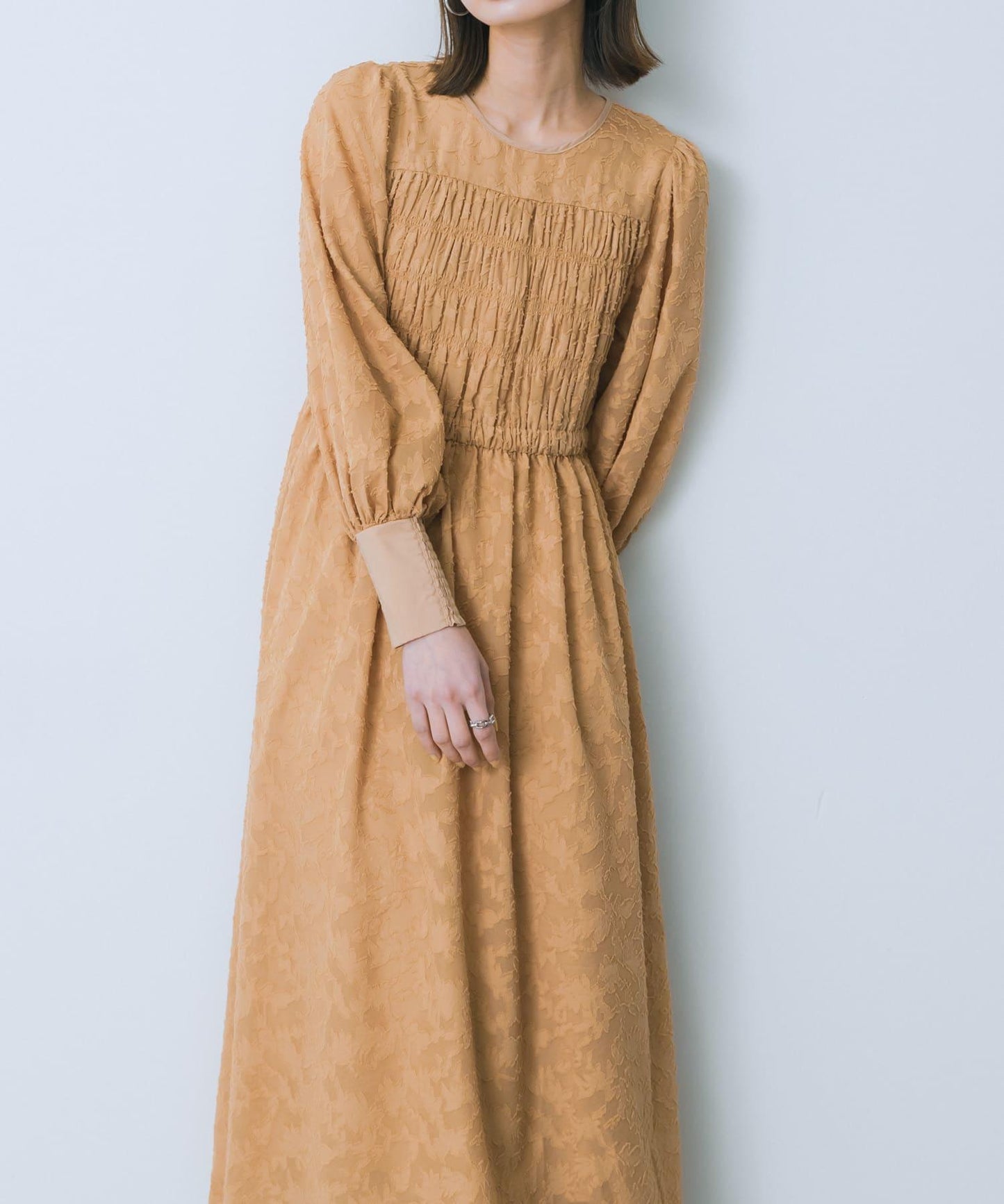 收腰褶皺連衣裙