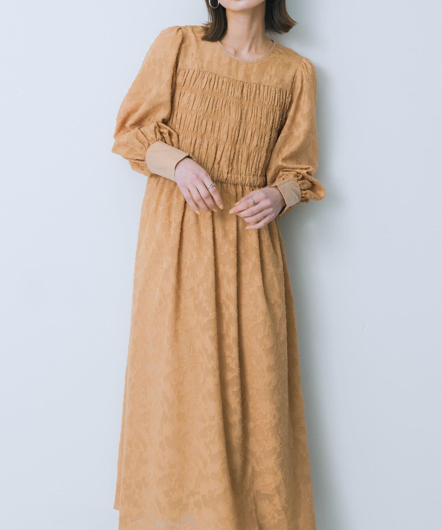 收腰褶皺連衣裙