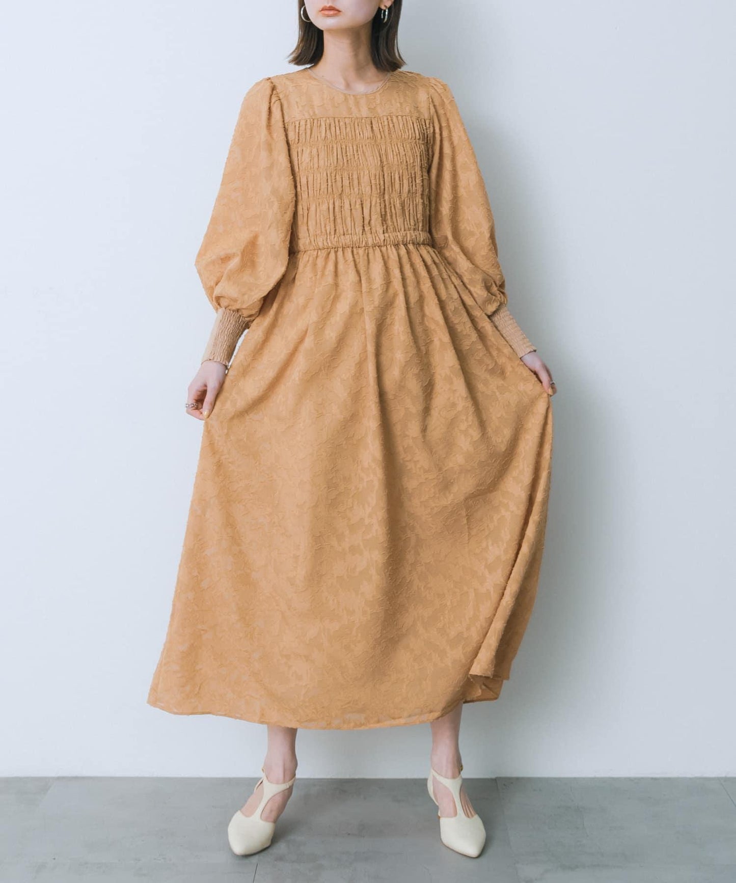 收腰褶皺連衣裙