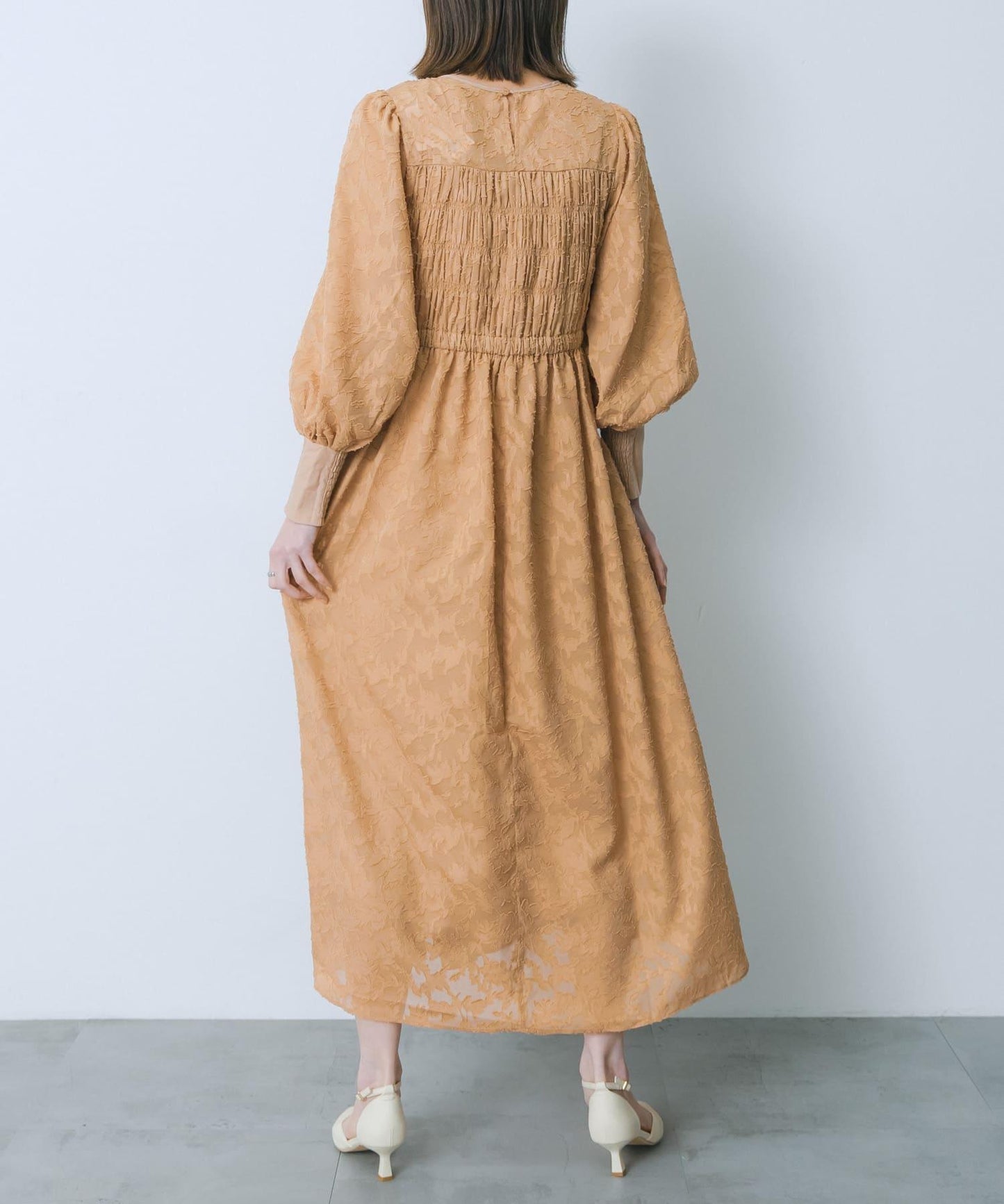 收腰褶皺連衣裙