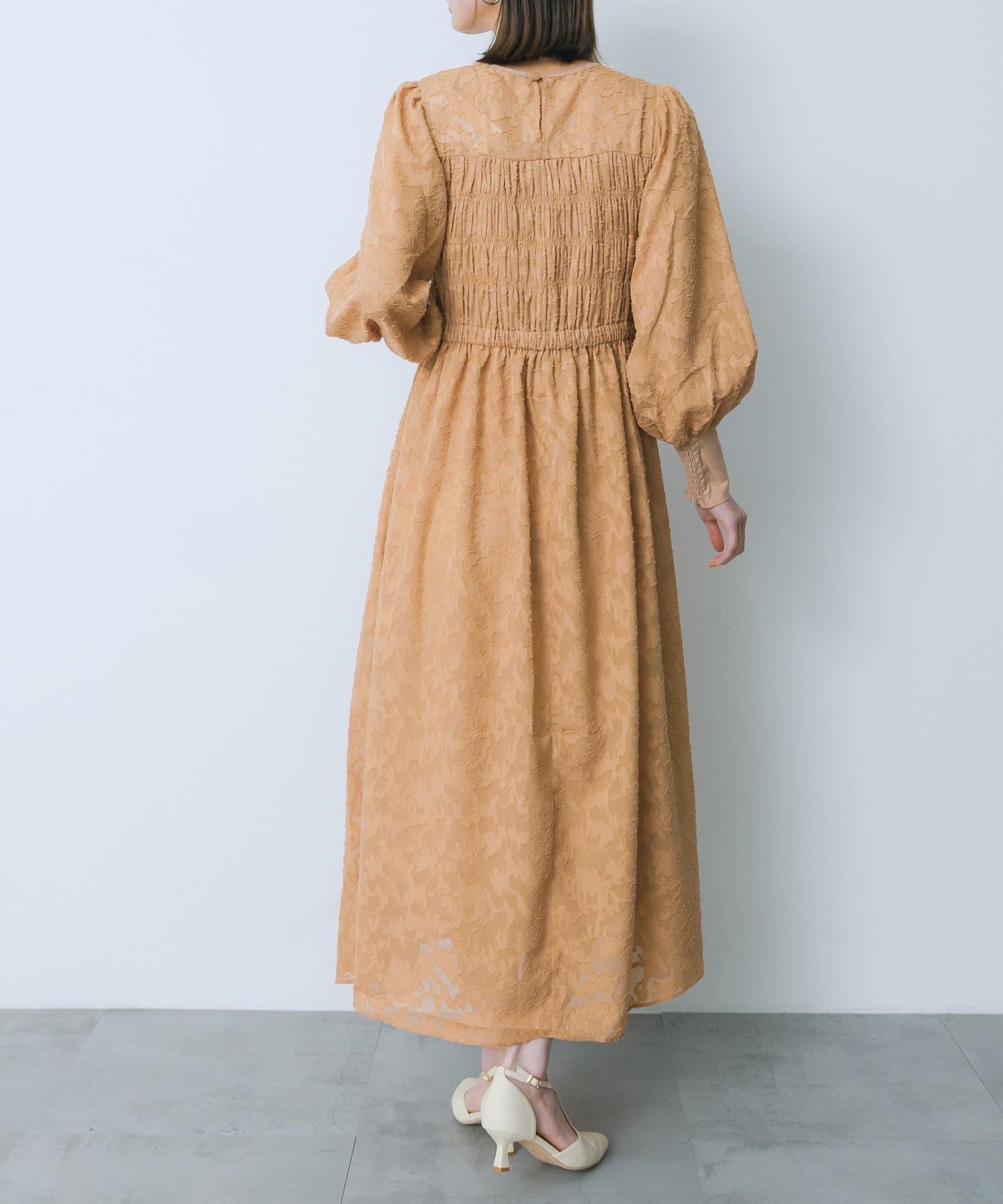 收腰褶皺連衣裙