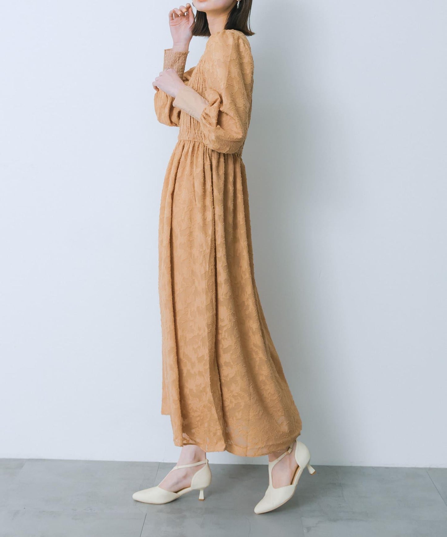 收腰褶皺連衣裙