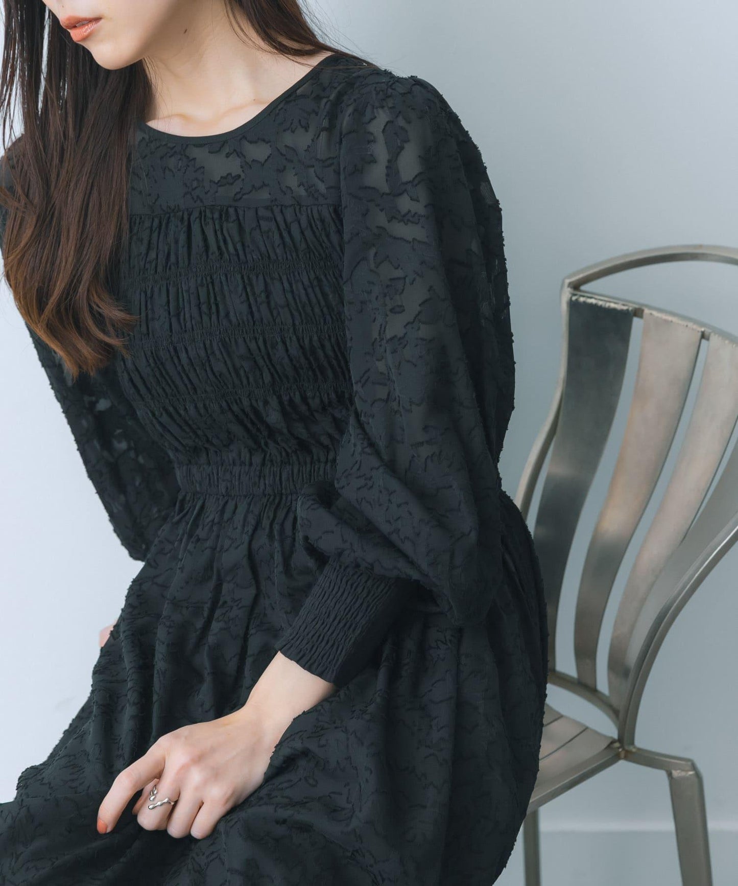 收腰褶皺連衣裙