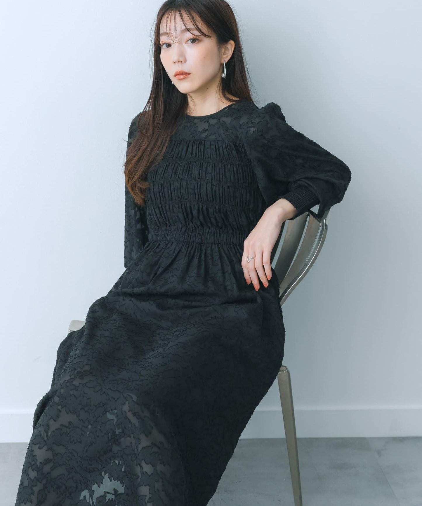 收腰褶皺連衣裙