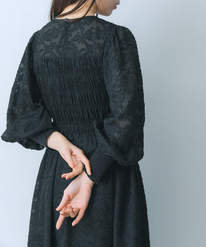 收腰褶皺連衣裙