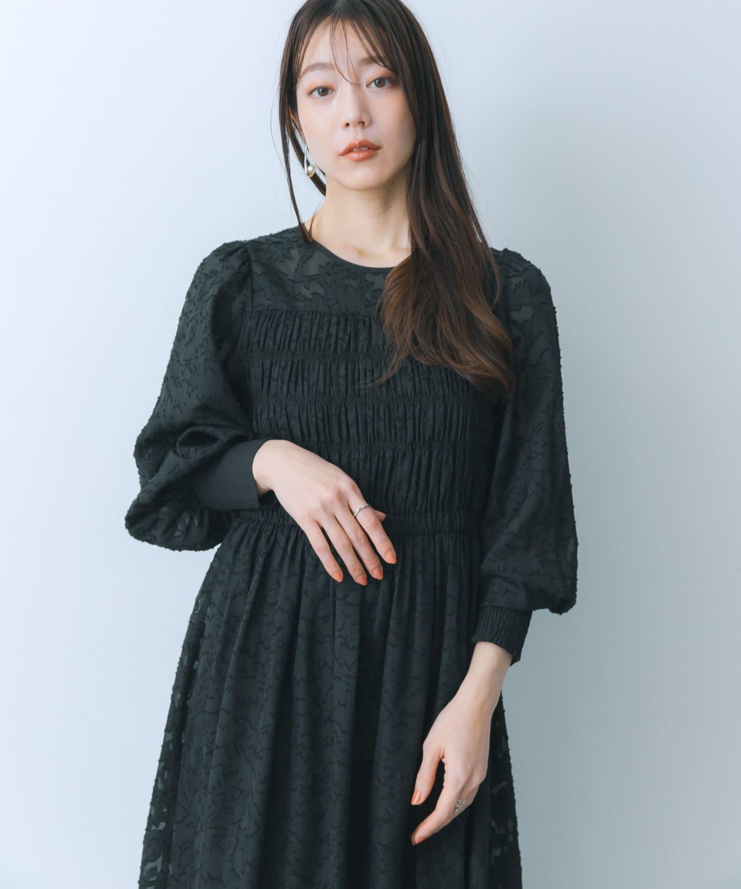 收腰褶皺連衣裙