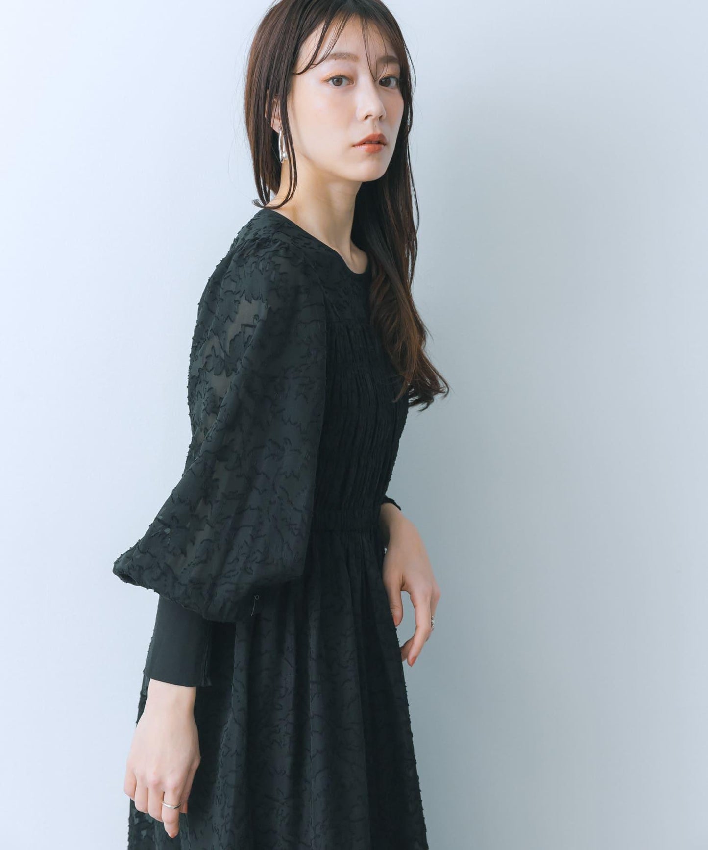 收腰褶皺連衣裙