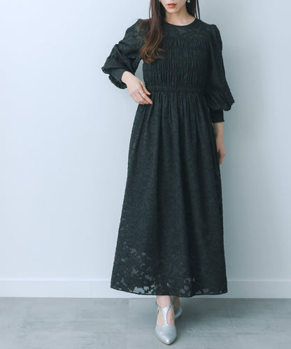 收腰褶皺連衣裙