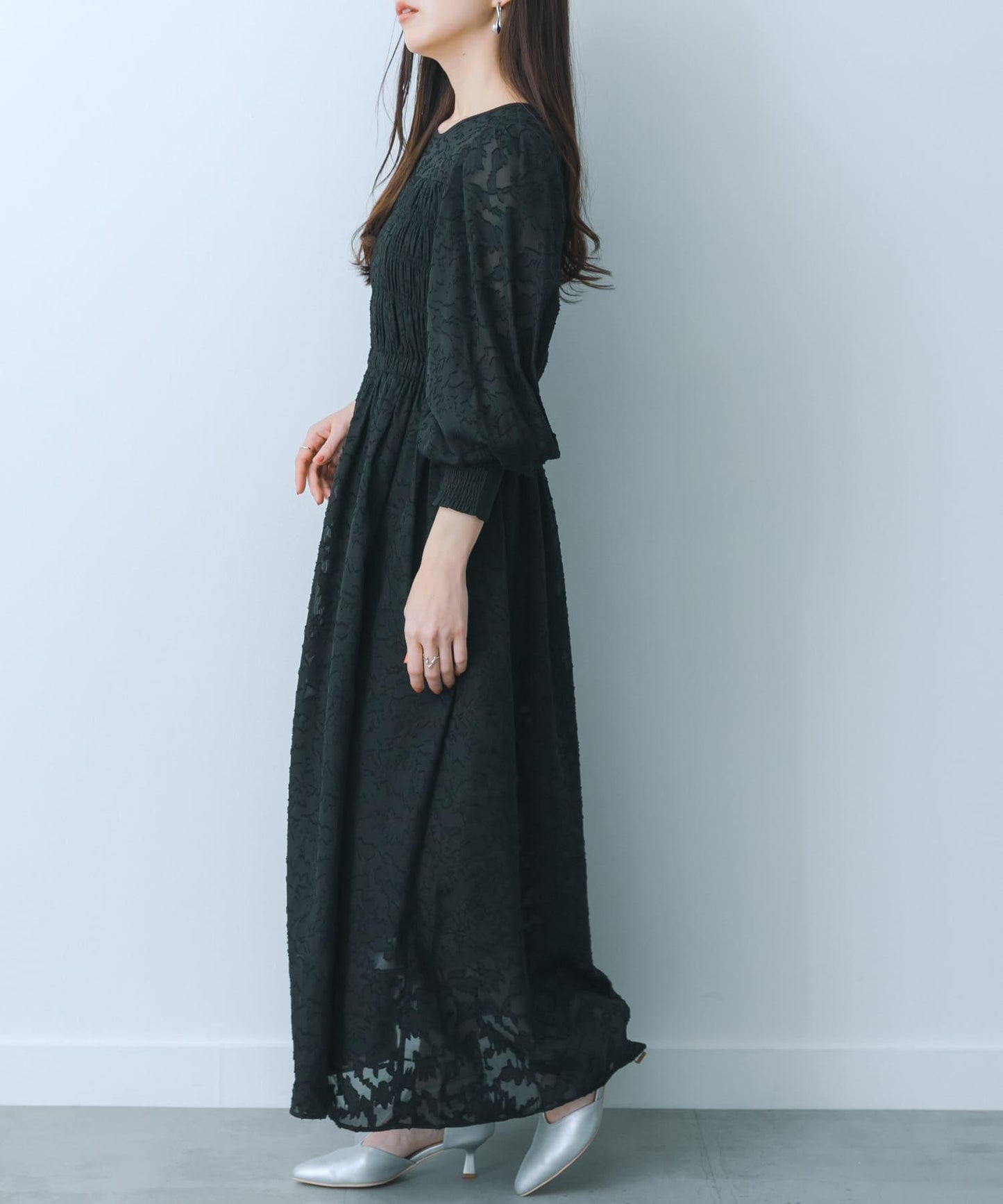 收腰褶皺連衣裙