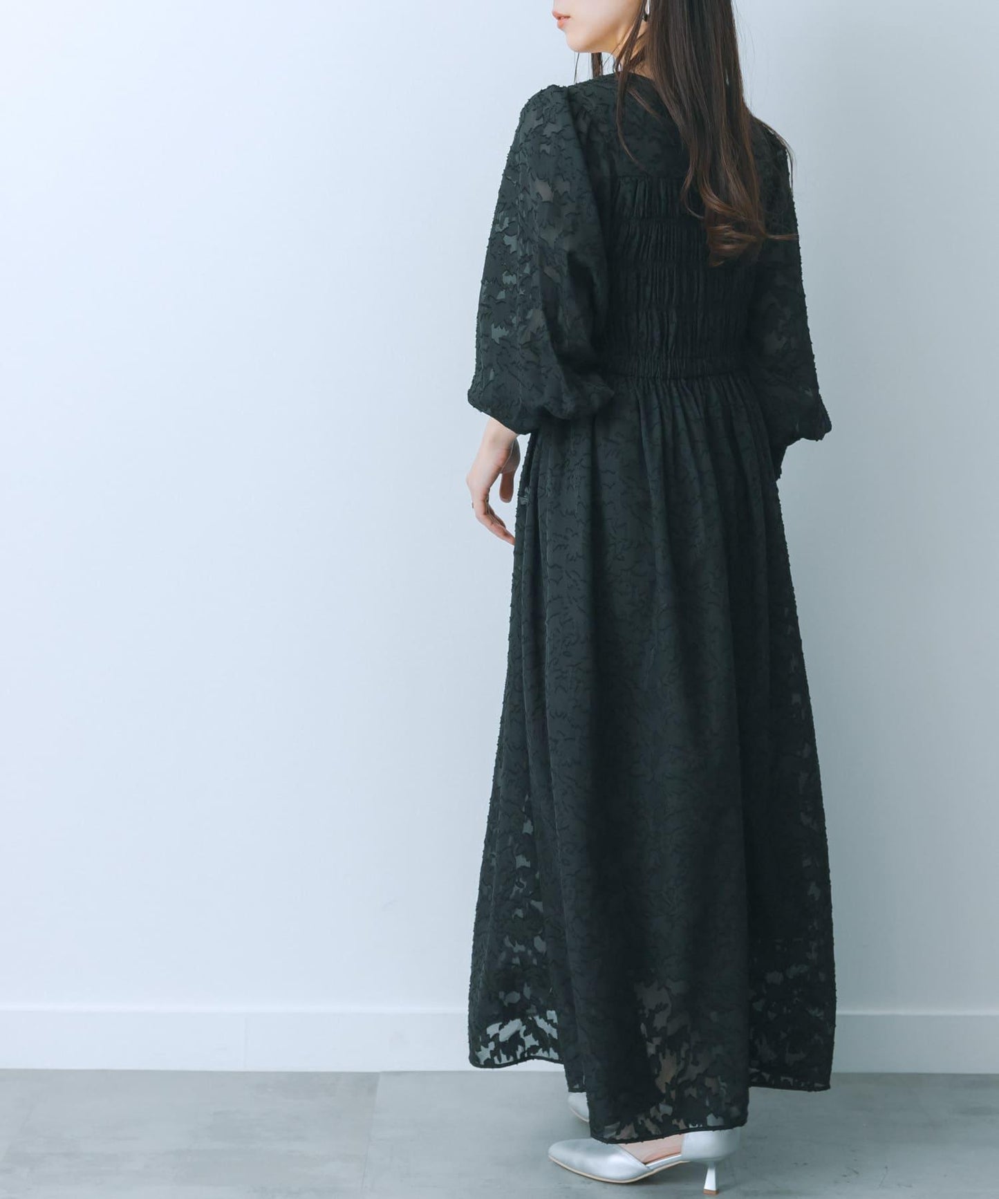 收腰褶皺連衣裙