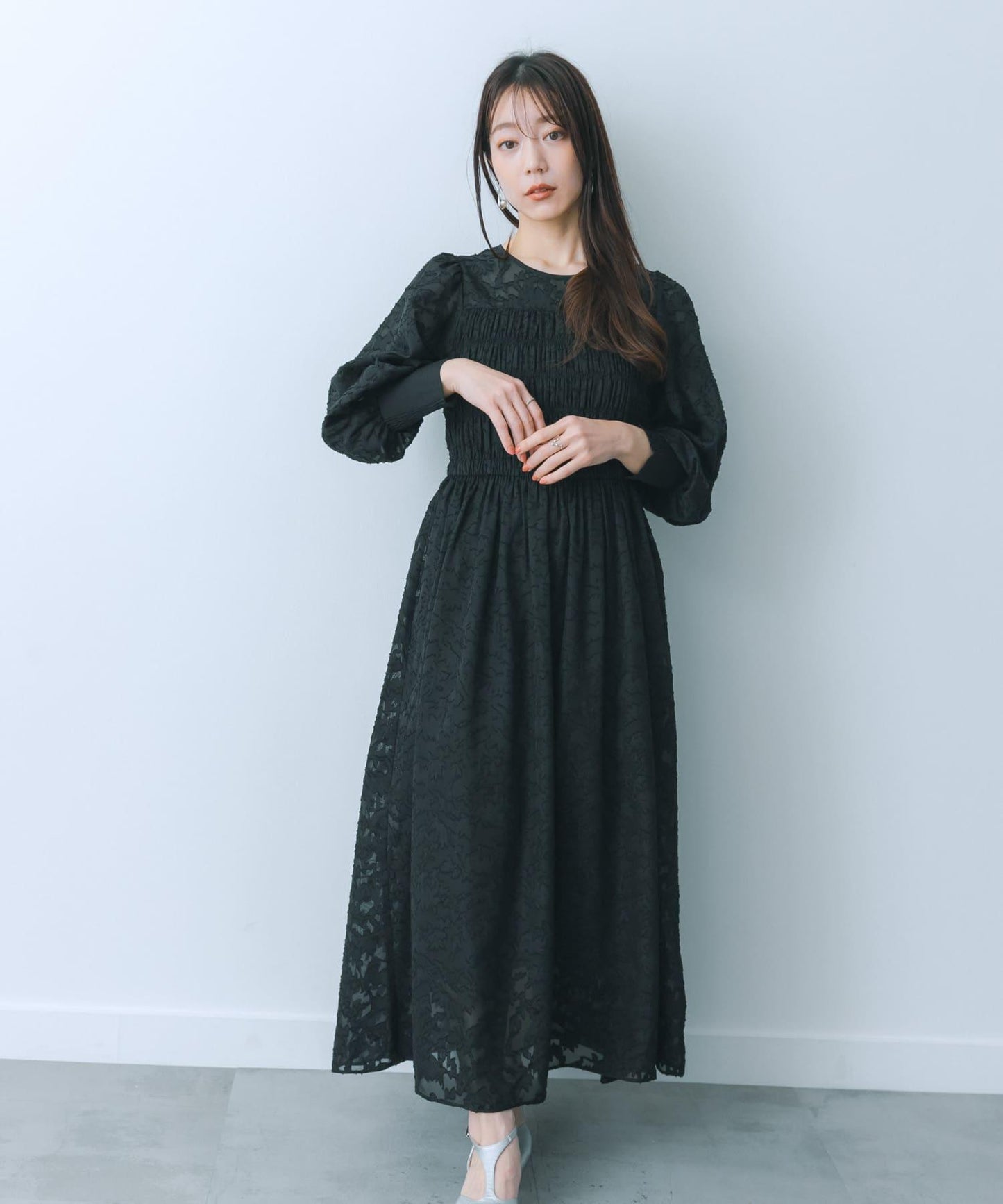 收腰褶皺連衣裙