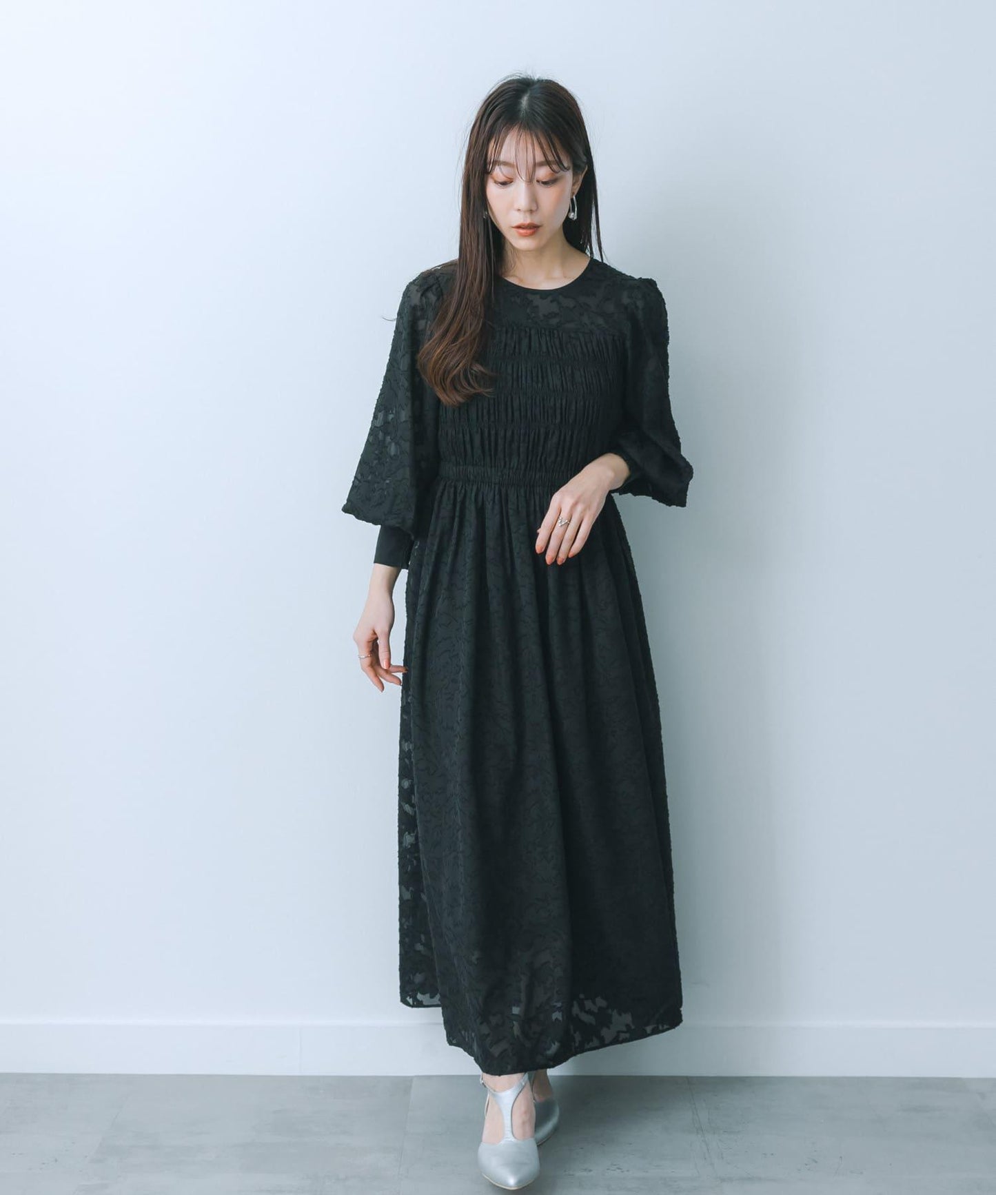 收腰褶皺連衣裙