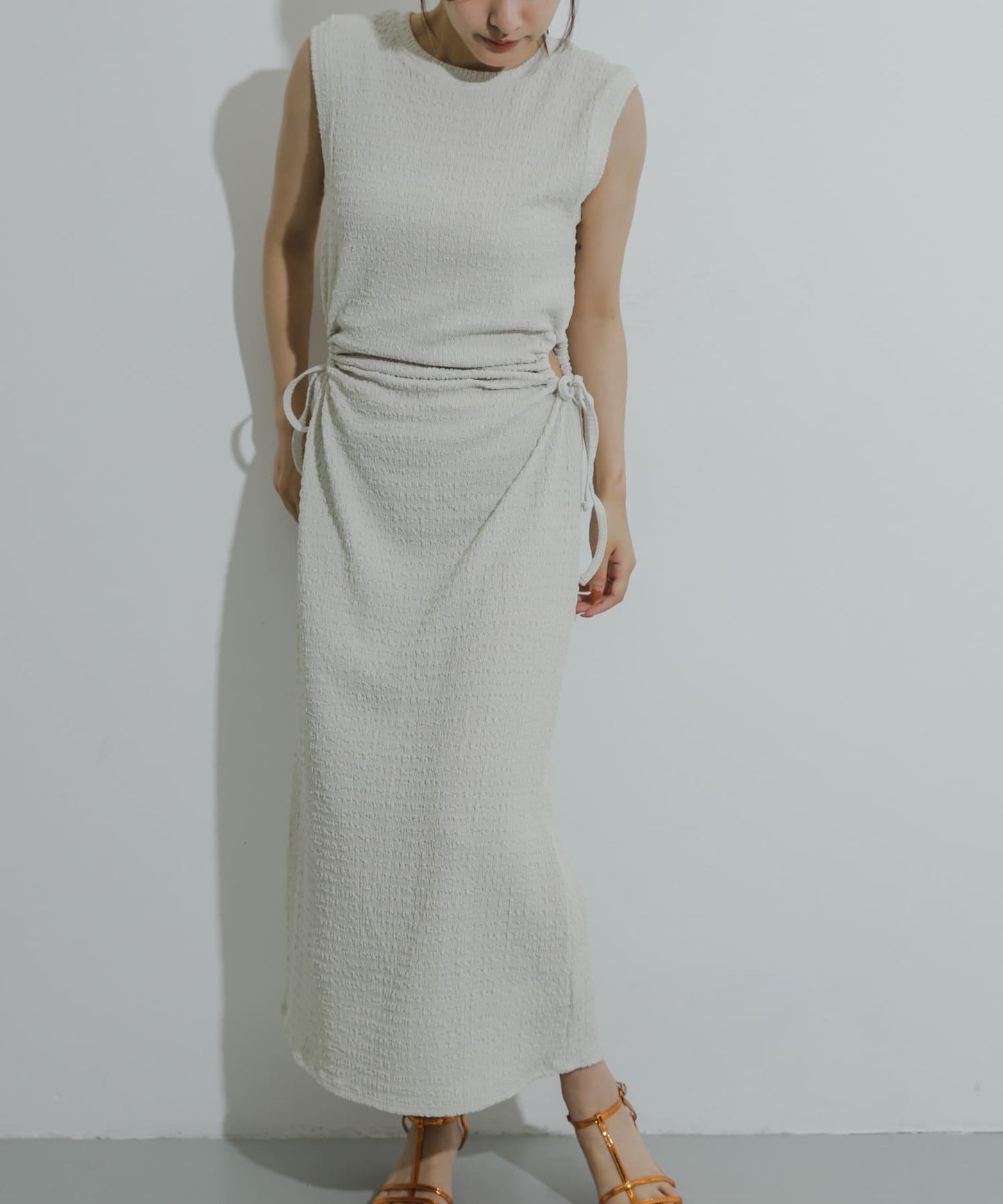 側邊開衩提花連衣裙