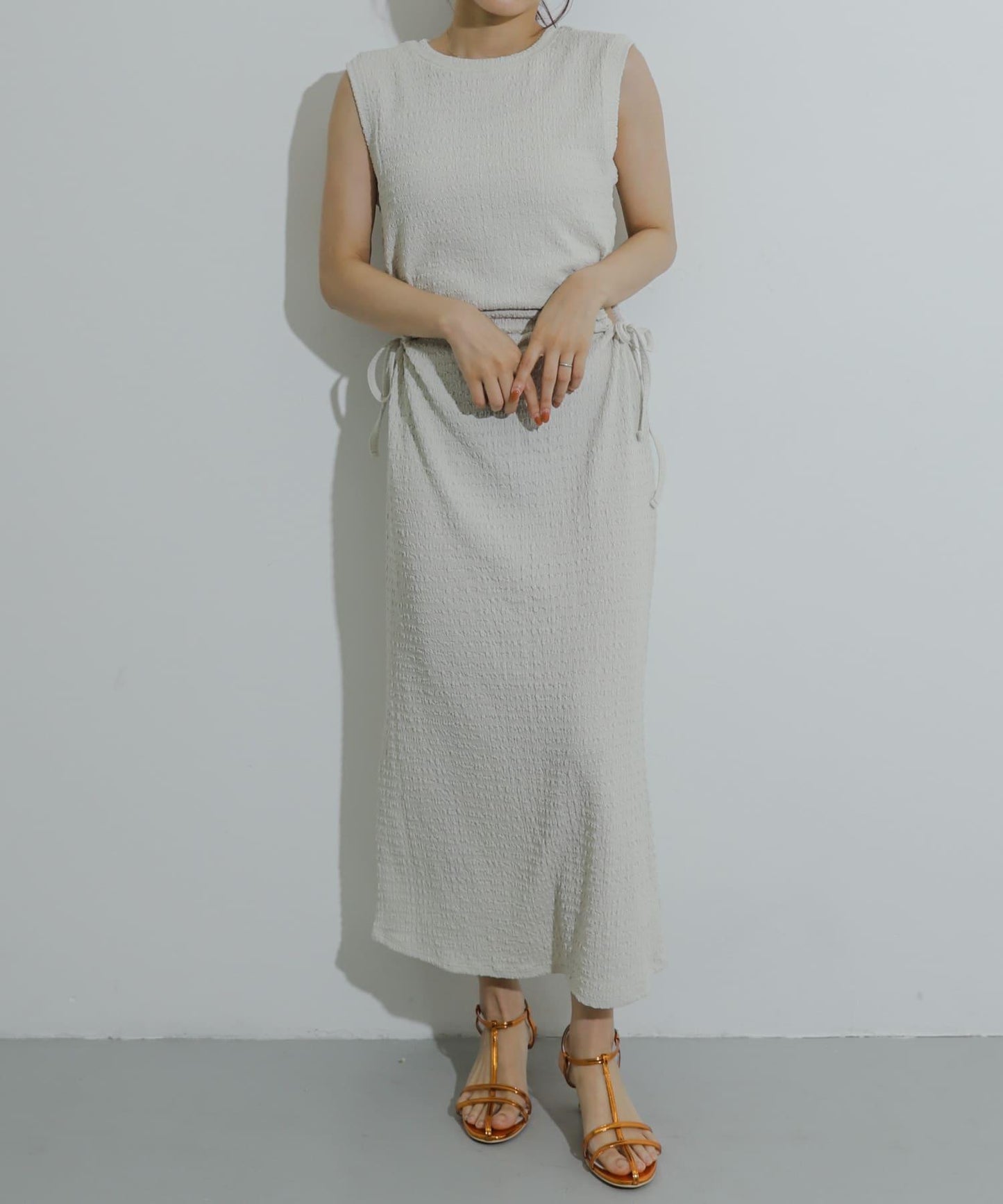 側邊開衩提花連衣裙