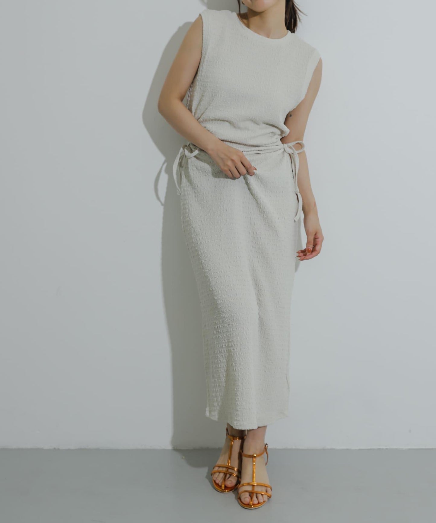 側邊開衩提花連衣裙