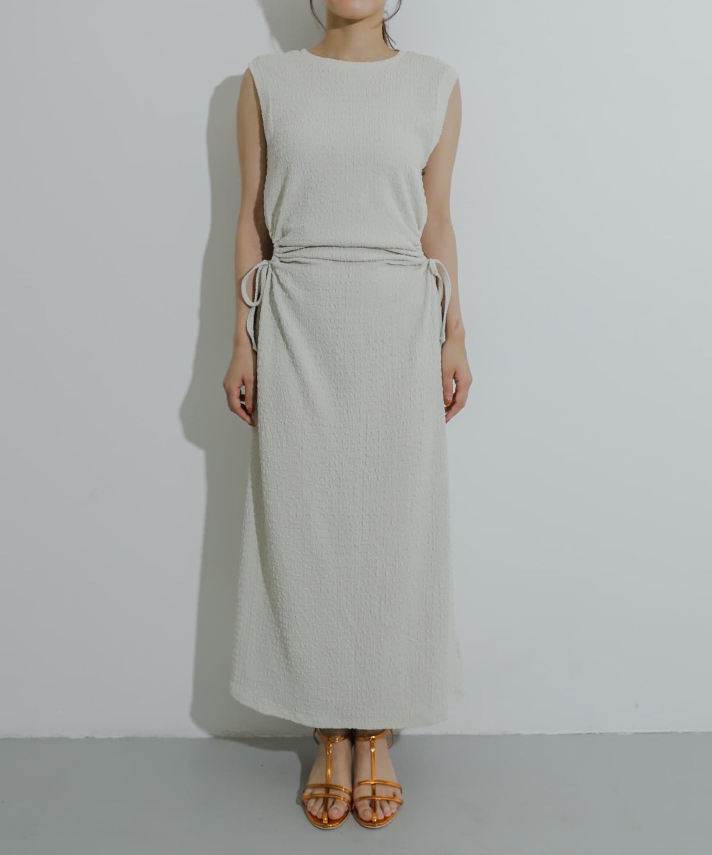 側邊開衩提花連衣裙